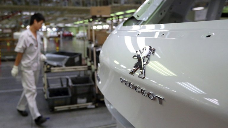 Peugeot: 1200 suspensiones hasta fin de año