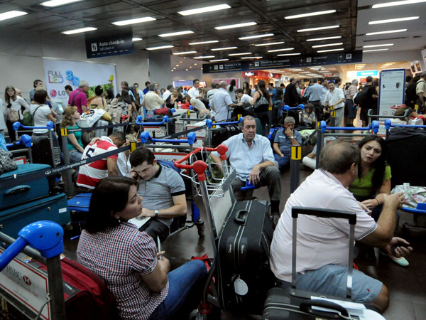 Demoras en aeropuertos por medida gremial