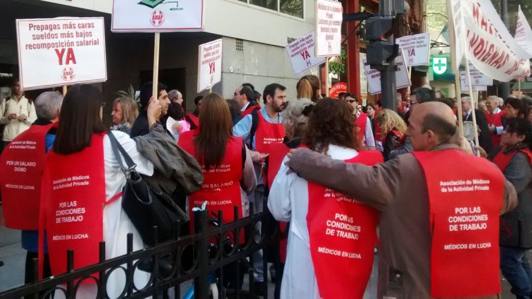 Combatirán la precariedad laboral de los médicos