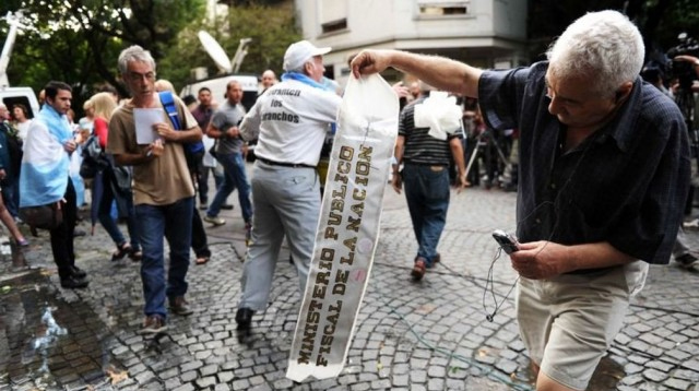 Velorio de Nisman: destrozos de hombres de Venegas