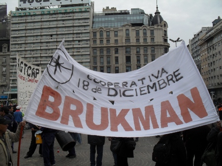 Denuncian intento de desalojo de la cooperativa Brukman