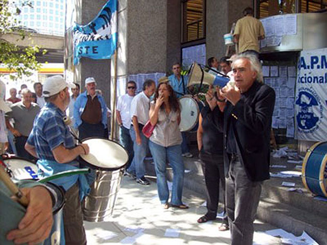 Protesta por despidos en laboratorio