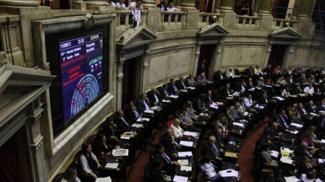 Diputados debate aumentar licencias para padres