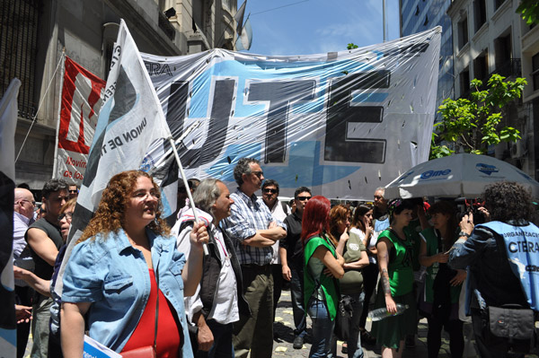 Docentes porteños protestaron por deudas salariales