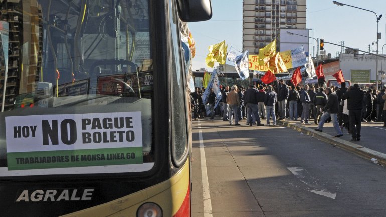 Linea 60: barras, desalojo y servicio paralizado