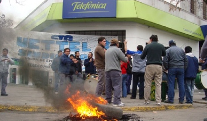 Más de 40 días de acampe telefónico