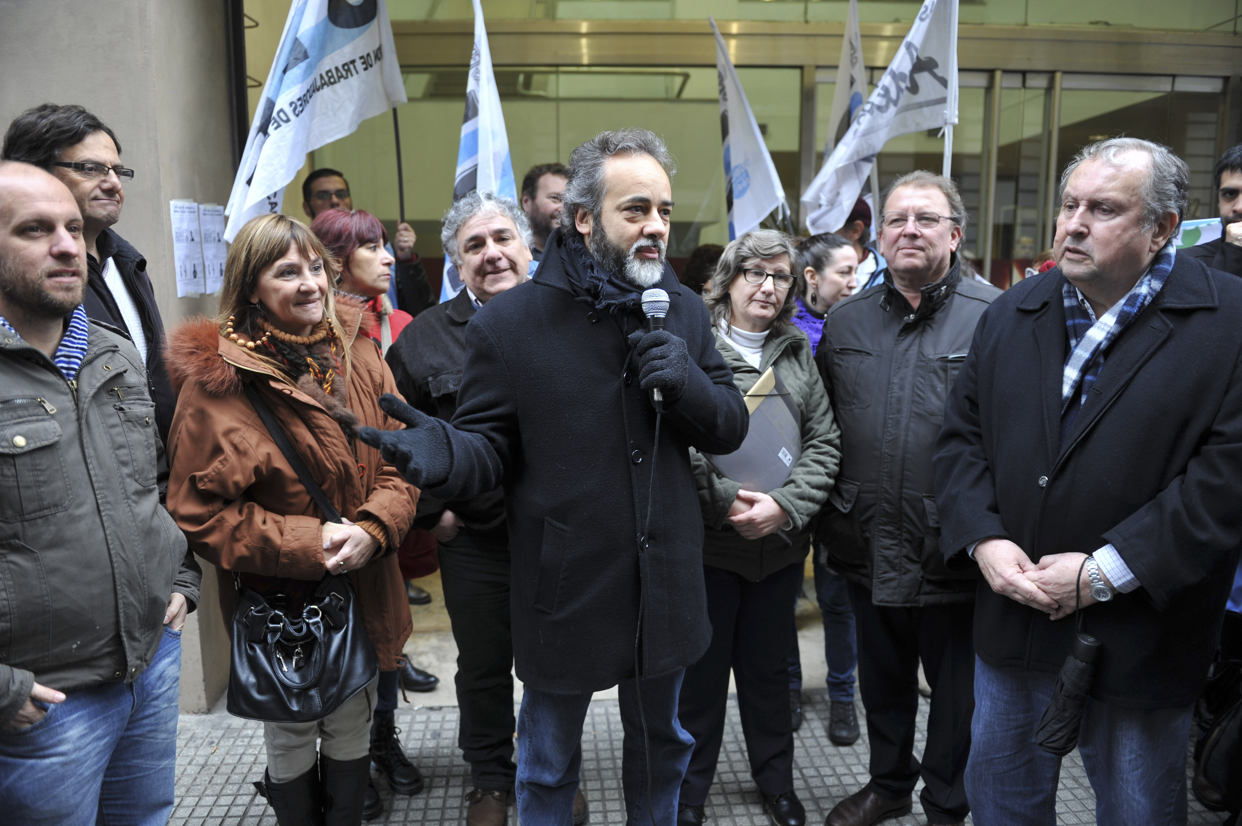 Piden la reincorporación de las docentes de Flores