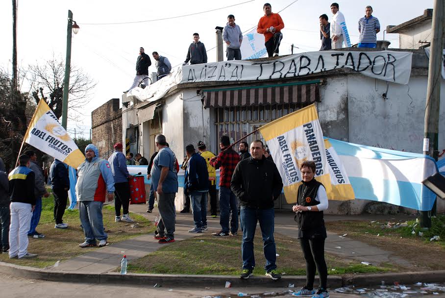 Panaderos toman planta en Lavallol