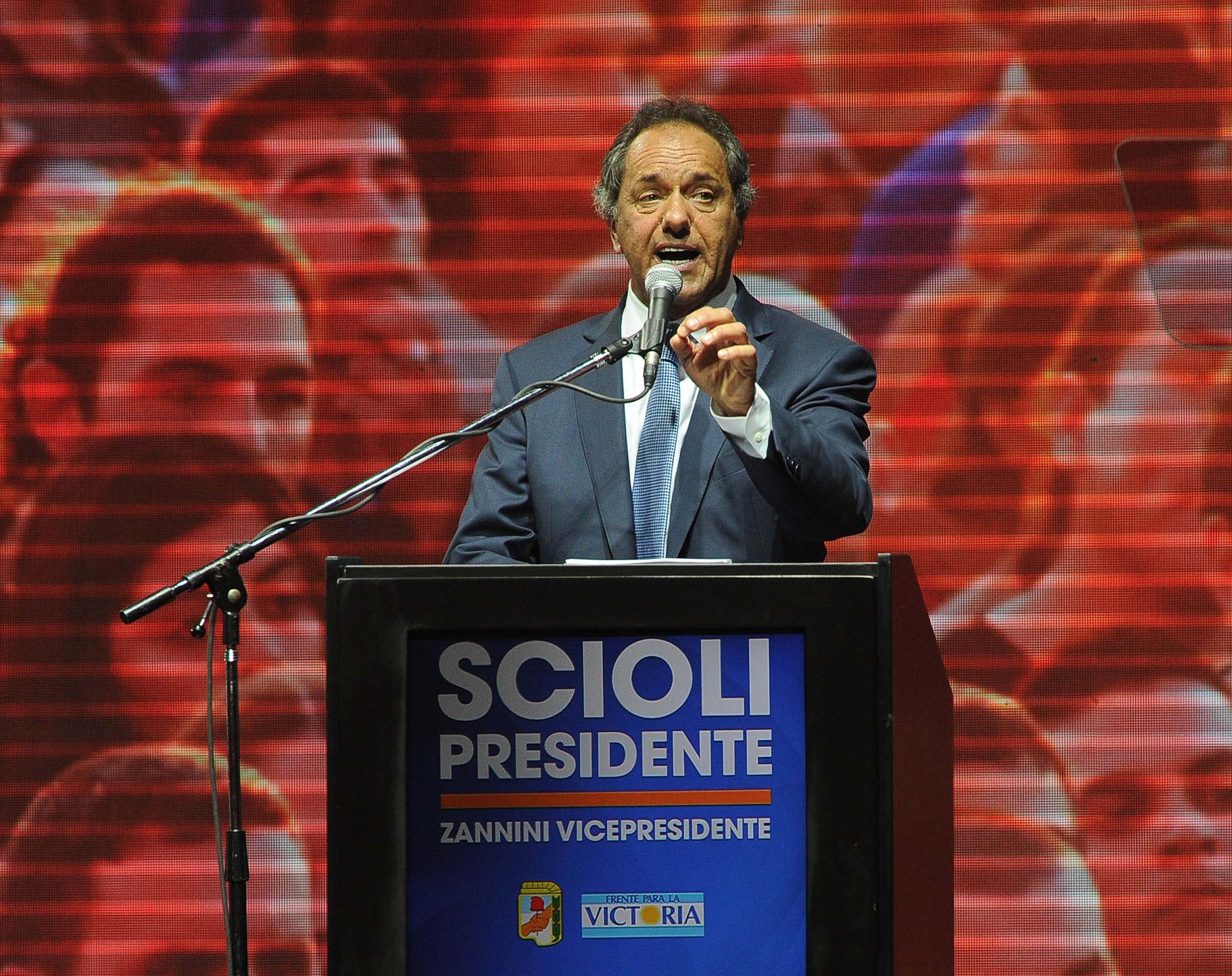 Sobre la hora Scioli le hizo un gesto a los gremios con Ganancias