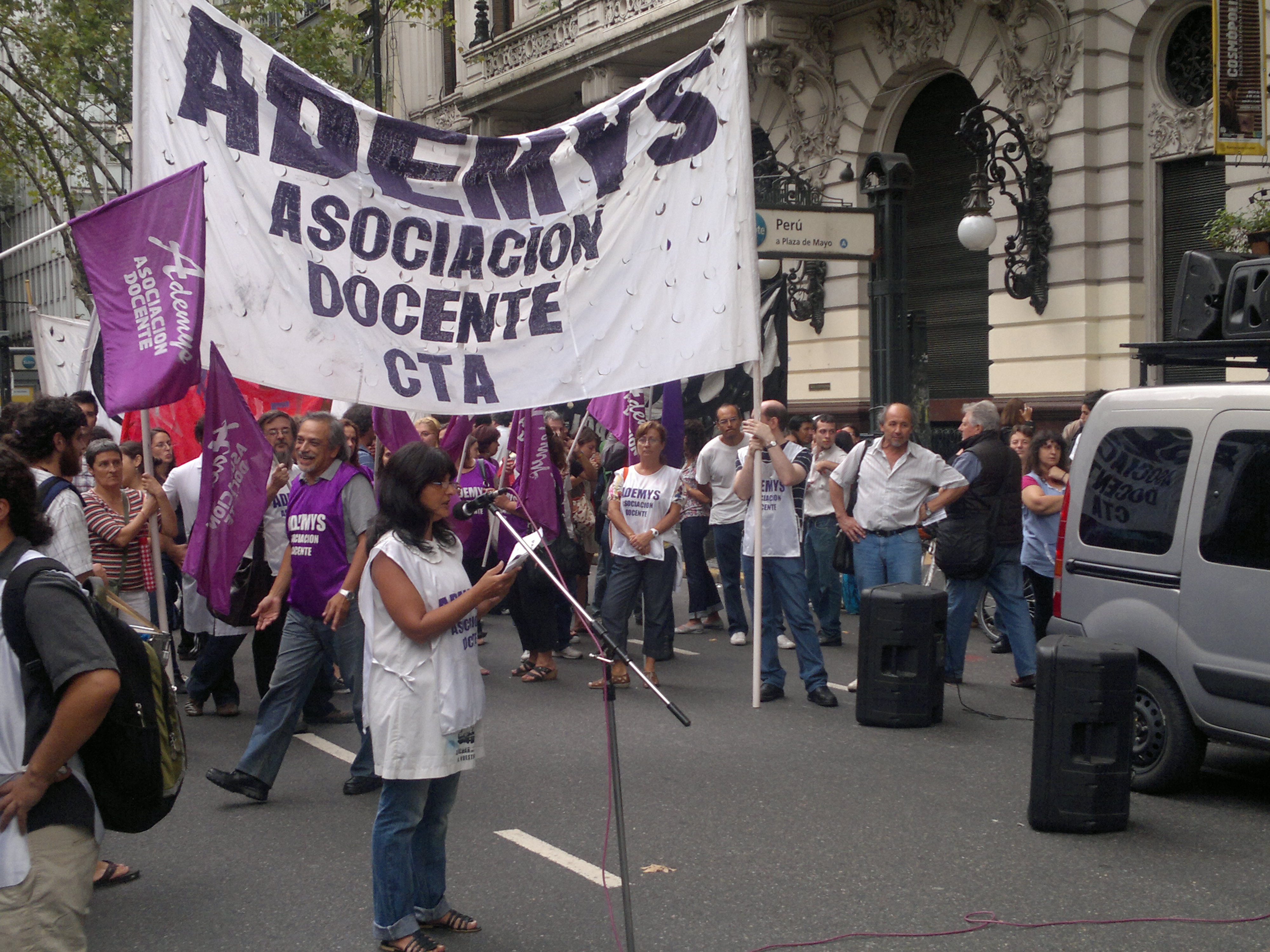 Docentes marchan contra la política educativa PRO