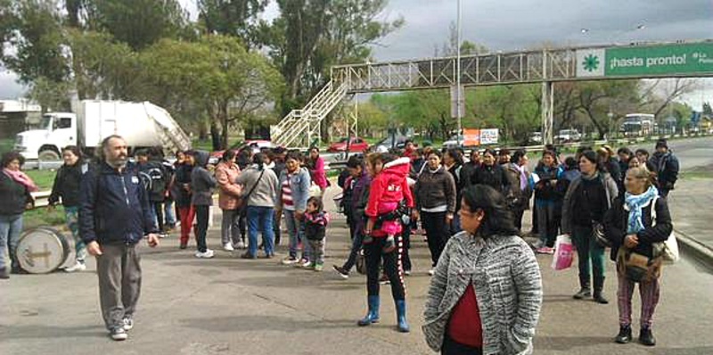 Corte y reclamo de trabajadores cooperativistas