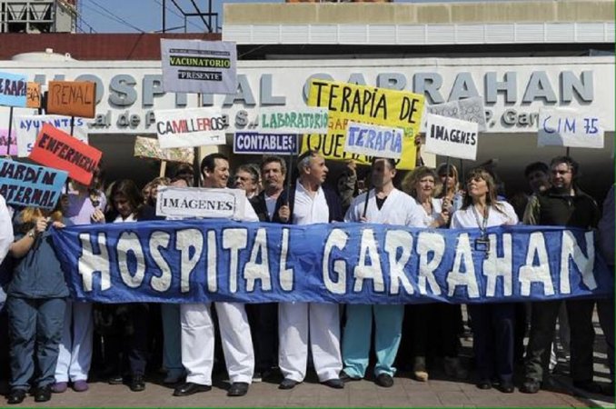 Abrazo al Garrahan para celebrar la transferencia de fondos