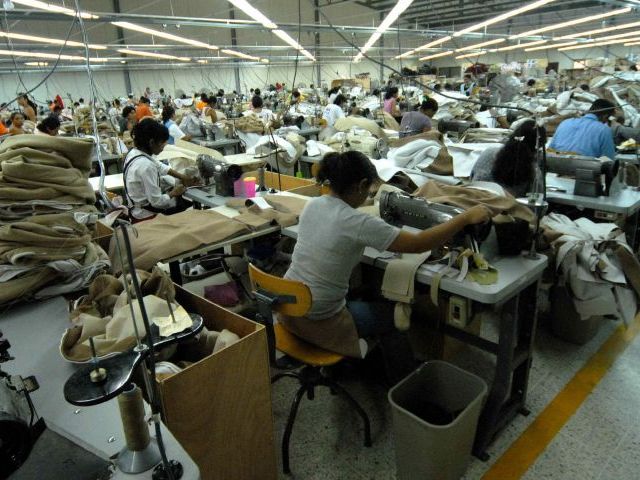 Dos de cada tres trabajadores textiles en negro