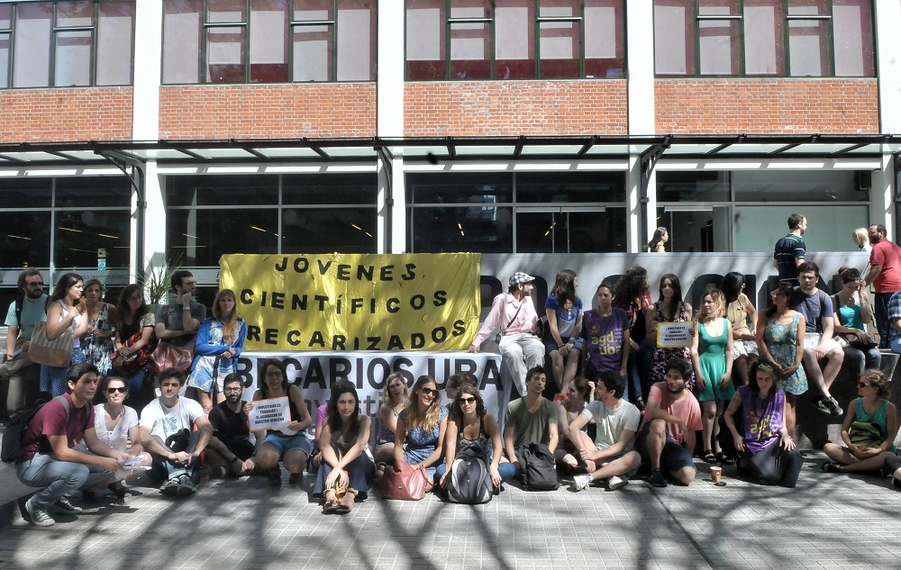 Nueva protesta de becarios en reclamo de aguinaldo