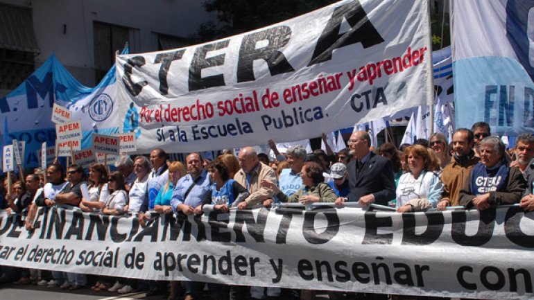 CTERA y SUTEBA rechazan otro «decretazo» de Macri