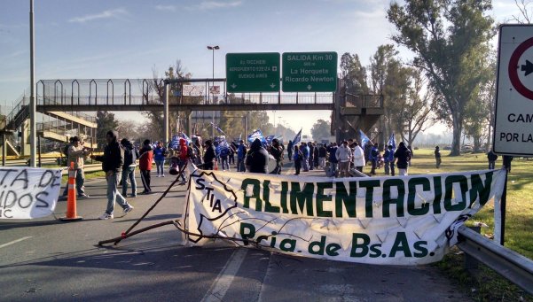 Siguen las protestas de empelados de Cresta Roja