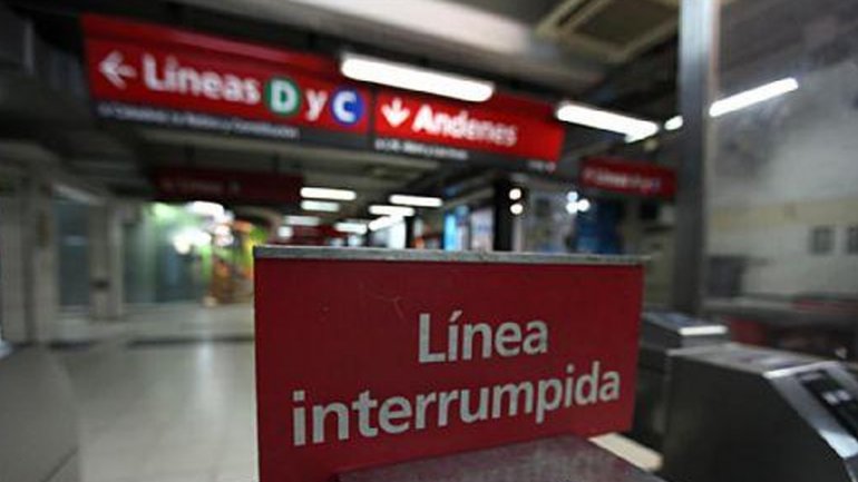 Protesta de tercerizados paraliza la Linea B