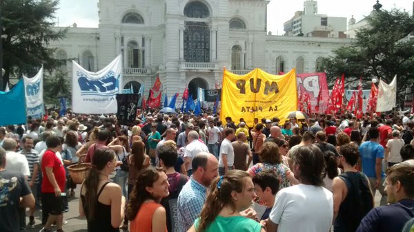 La Plata: marcha contra despidos y la represión