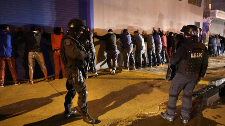 Batalla campal, heridos y detenidos en la UOCRA Neuquen