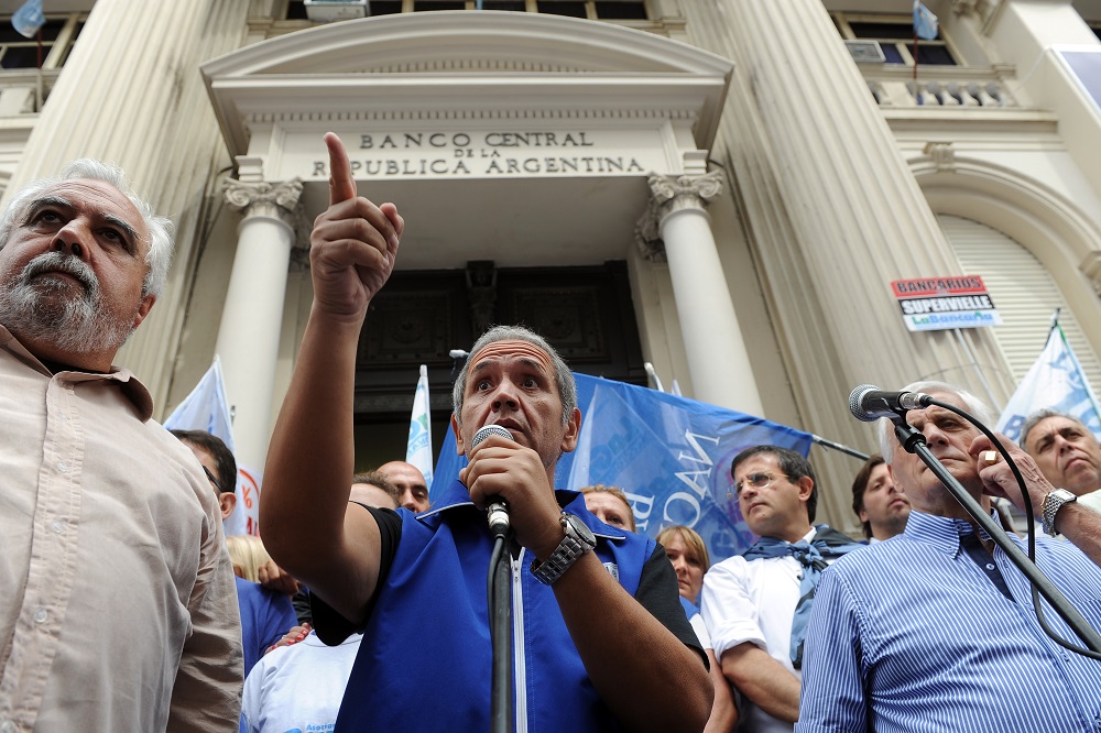 Bancarios acampan frente al Banco Central e impiden la salida de caudales