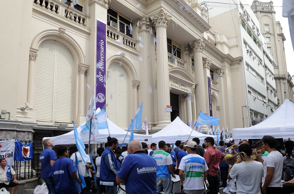 Disconformes por Ganancias y despidos, bancarios endurecen su oposición