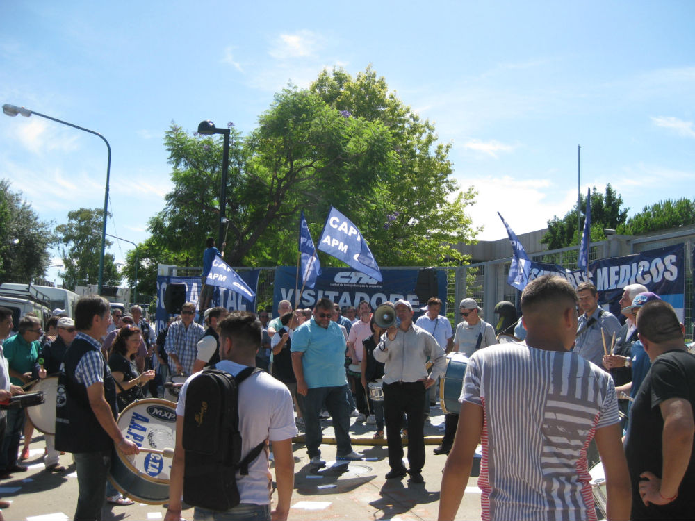 Movilización a la embajada alemana por los despidos en Bayer