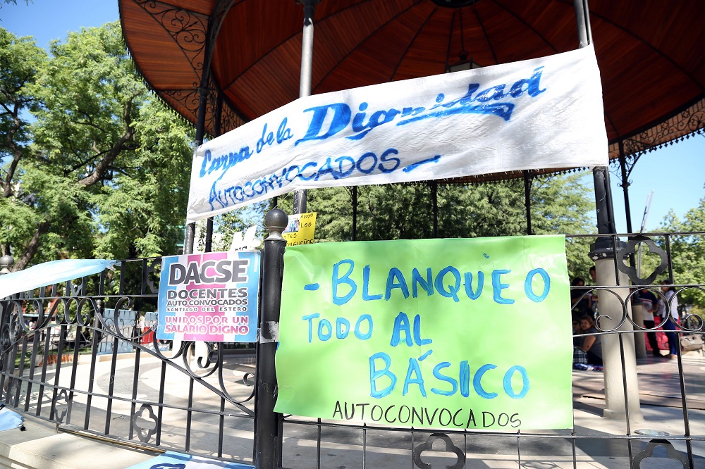 Sigue el conflicto en Santiago y los docentes lanzan un acampe