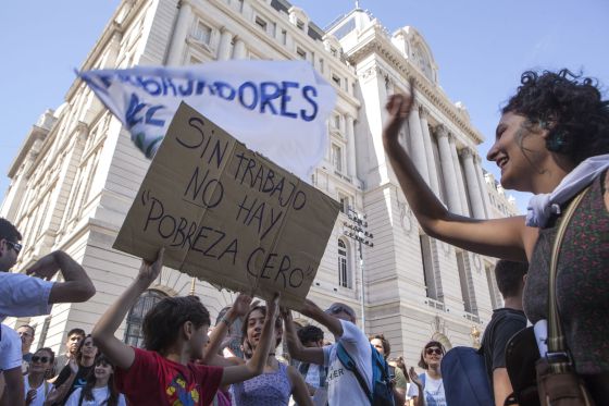 Marzo termina con más despidos en el Estado