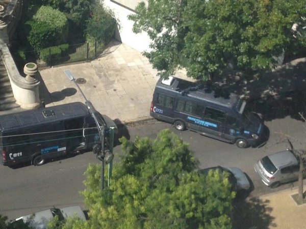 Tras los despidos, fuerte presencia policial en la Biblioteca Nacional