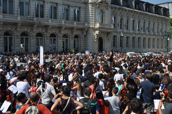 Protesta contra los despidos y el vaciamiento de las políticas educativas