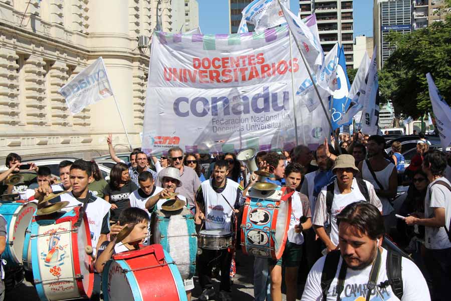 Carpa blanca de los docentes universitarios