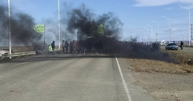 Bloqueos en Santa Cruz por casi mil despidos en las obras