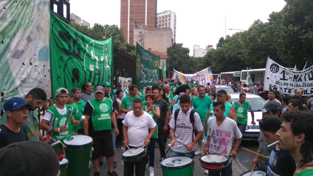 Sigue la rebelión gremial contra Vidal: paran estatales, judiciales, médicos y docentes