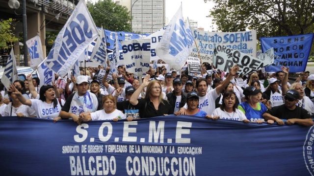 Vidal mandó brutales descuentos y los auxiliares toman concejos escolares