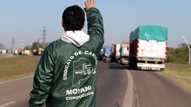 Camioneros bloquea Peñaflor y denuncia mil empleados en negro