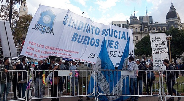 Policías bonaerenses marchan por mejoras salariales