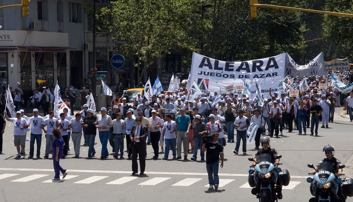 Trabajadores de bingos movilizan por el temor de 500 despidos