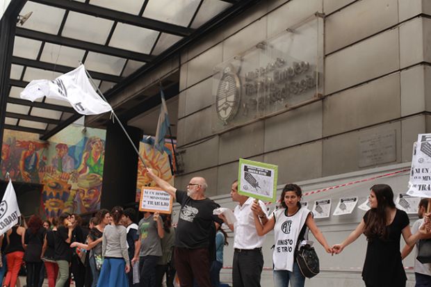 Protesta masiva contra los despidos de Triaca