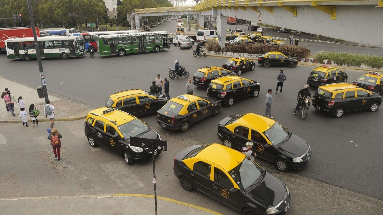 Sube le tensión entre taxistas y Uber