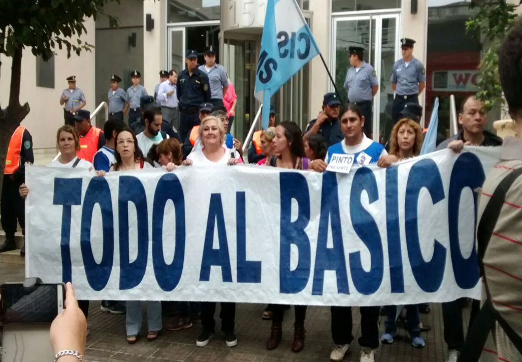 Los docentes santiagueños van a la justicia por el blanqueo de salario