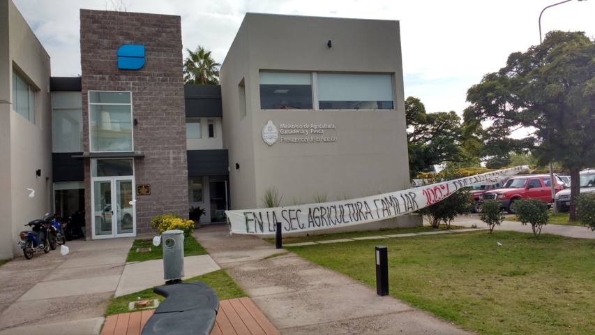 Siguen las protestas por los despidos en Agricultura Familiar