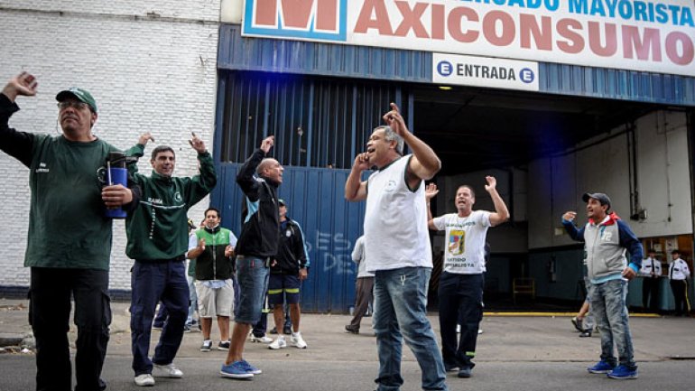 Camioneros endurece su reclamo y Maxiconsumo amenaza con 1800 despidos