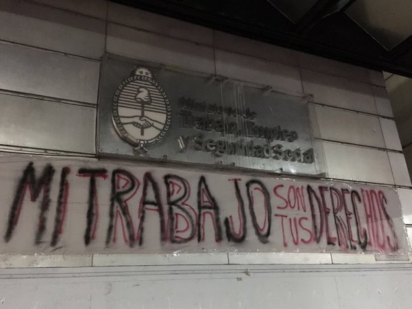 Trabajadores ocupan el Ministerio de Trabajo