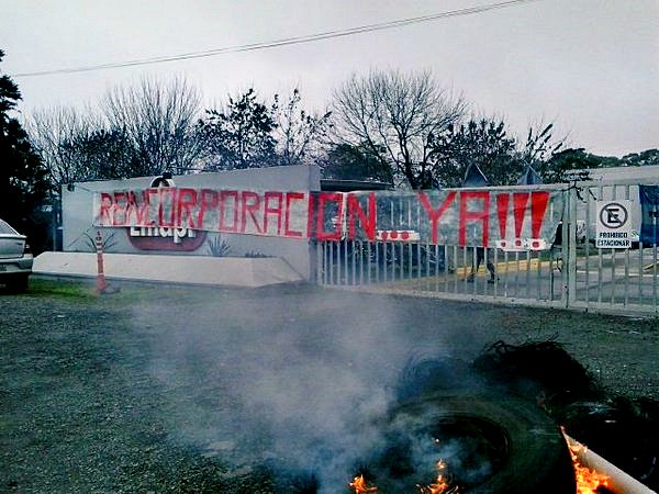 Más despidos y suspensiones detonaron protestas en La Plata