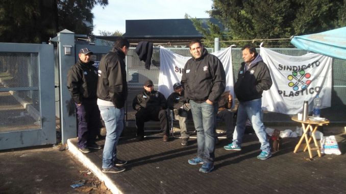 Por despidos, toman una fábrica de plásticos