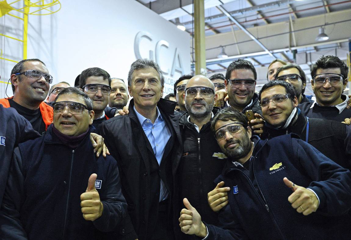 Denuncian que extras hicieron de trabajadores para una foto con Macri