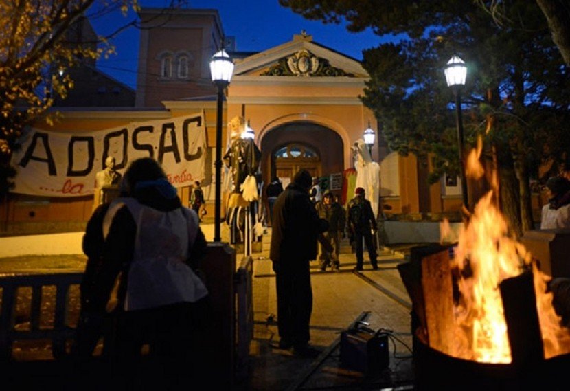 Estatales acampan en la gobernación de Santa Cruz