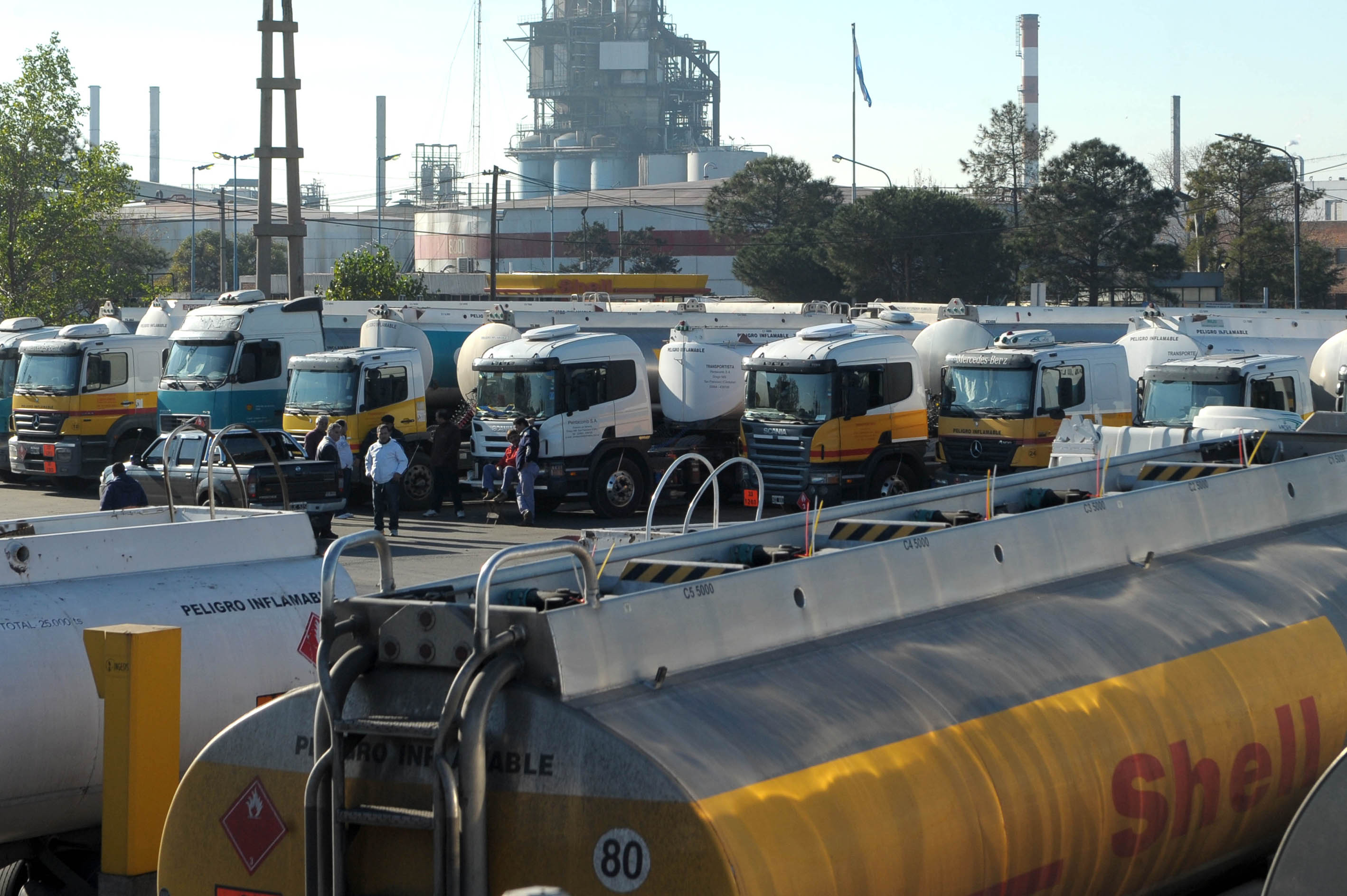 Camioneros ratificó el paro y podría faltar combustible