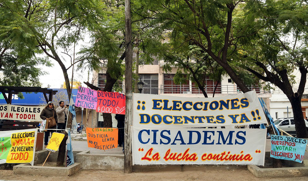 Docentes santiagueños piden que la justicia se expida sobre los descuentos salariales