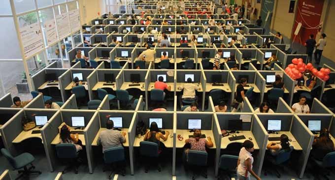 Miles de empleos en riesgo en call centers por permitir prestaciones desde el exterior
